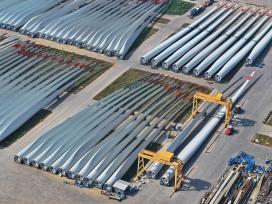 江西萍乡：风电叶片等待装车外运