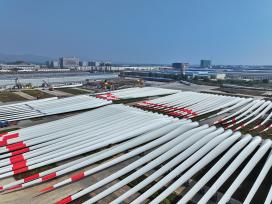 江西萍乡：风电叶片等待装车外运