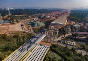 浙江金华：工人为金长垄大桥架设T梁