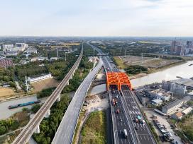 浙江桐乡：沪杭高速长山河大桥通车