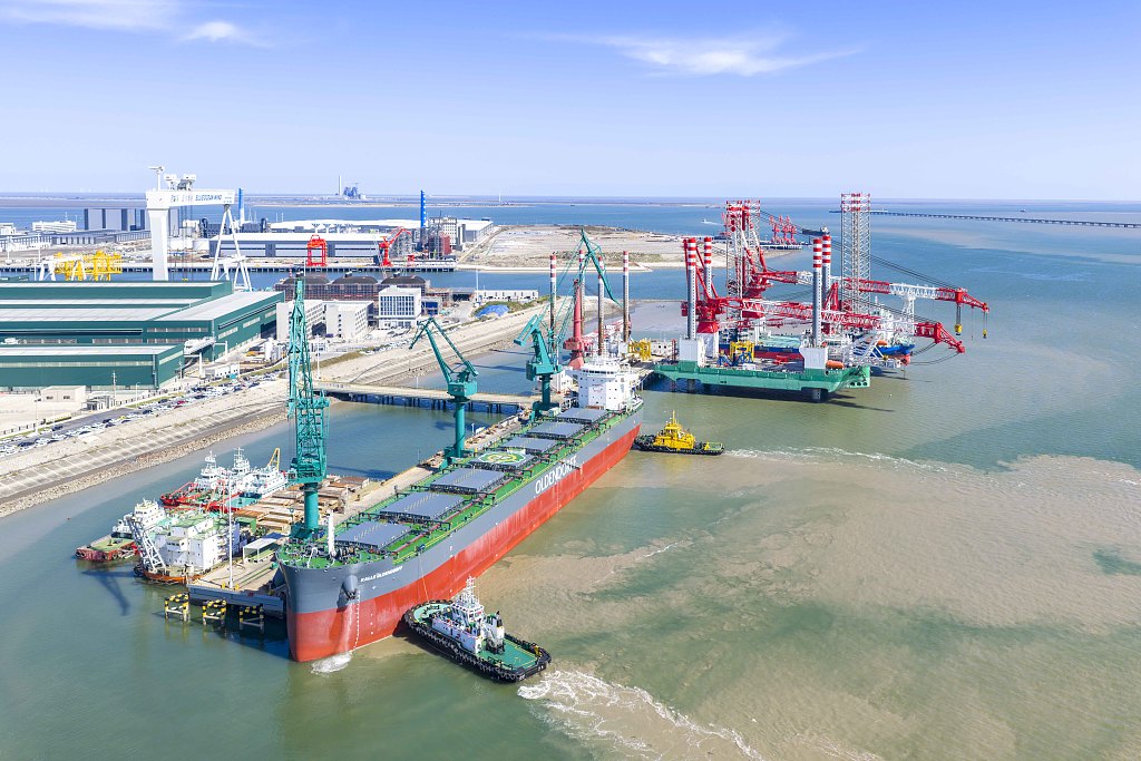 江苏南通：工人加速建造风电安装船