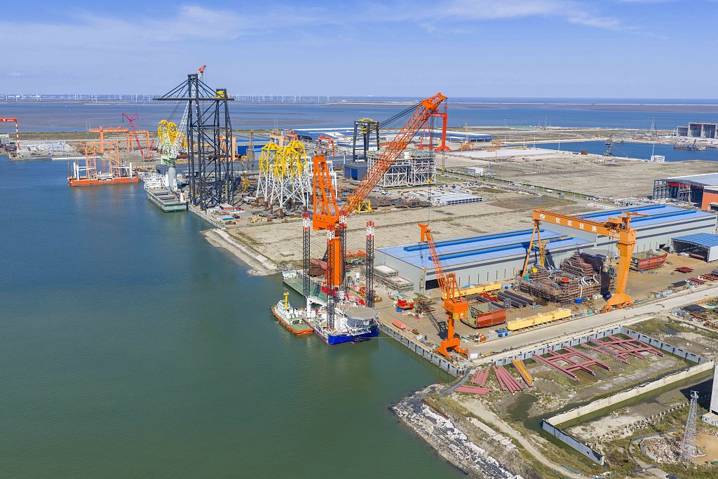 江苏南通：工人加速建造风电安装船