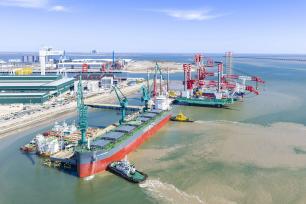 江苏南通：工人加速建造风电安装船