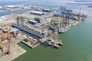 江苏南通：工人加速建造风电安装船