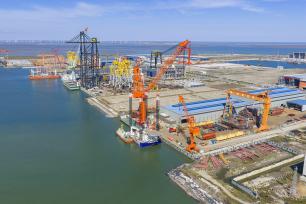 江苏南通：工人加速建造风电安装船