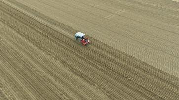 山东聊城：农民加快推进冬小麦播种