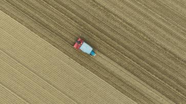 山东聊城：农民加快推进冬小麦播种