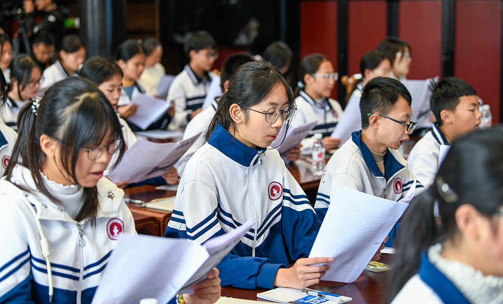 贵州黔西南：师生诵读经典品书香