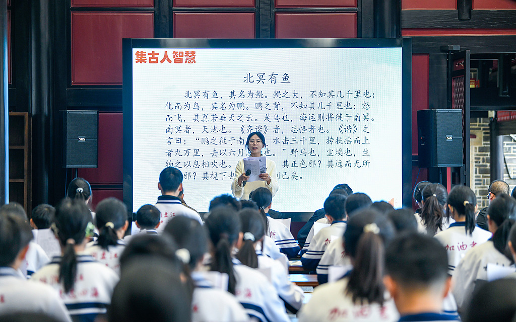 贵州黔西南：师生诵读经典品书香