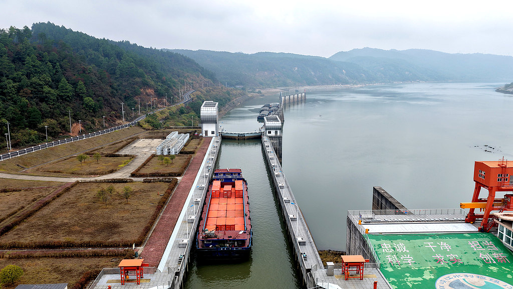 江西吉安：峡江水利枢纽航道繁忙