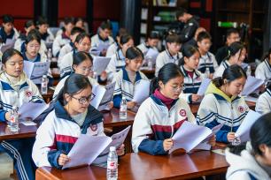 贵州黔西南：师生诵读经典品书香