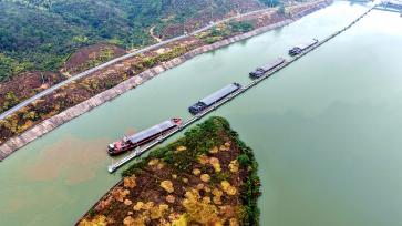 江西吉安：峡江水利枢纽航道繁忙