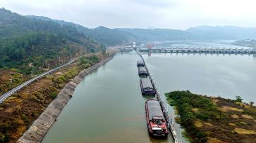 江西吉安：峡江水利枢纽航道繁忙