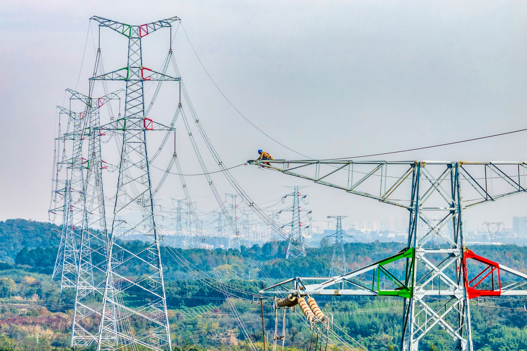 江苏南京：电力工人对输电线路开展秋检工作