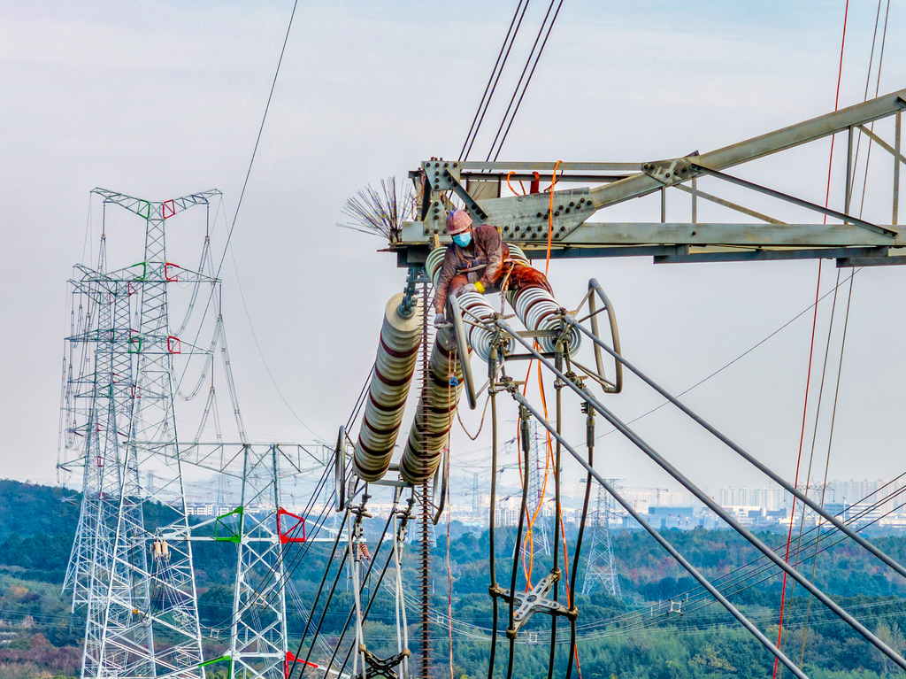江苏南京：电力工人对输电线路开展秋检工作