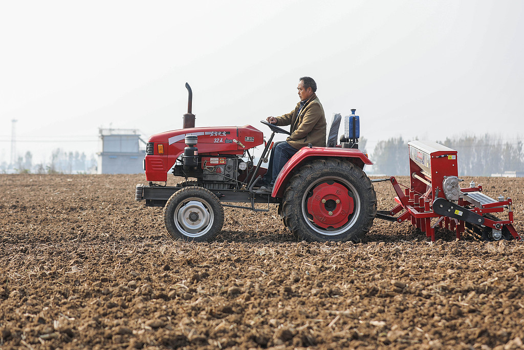 河南平顶山：农民田间抢种冬小麦