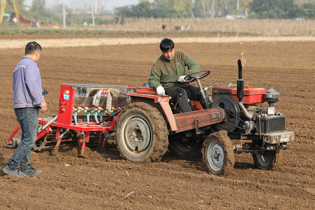 河南平顶山：农民田间抢种冬小麦