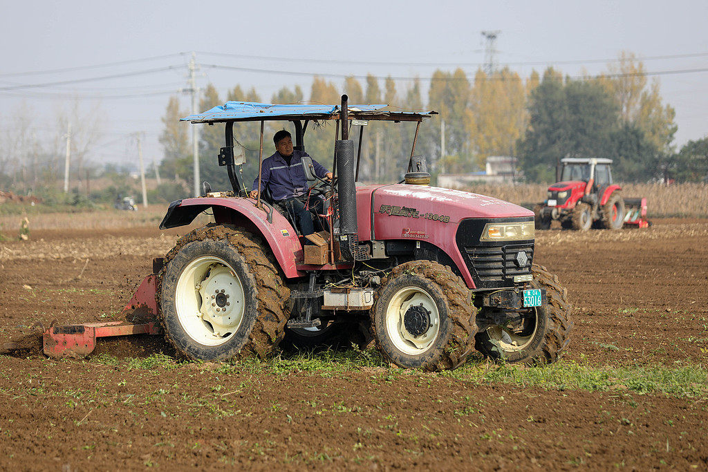 河南平顶山：农民田间抢种冬小麦