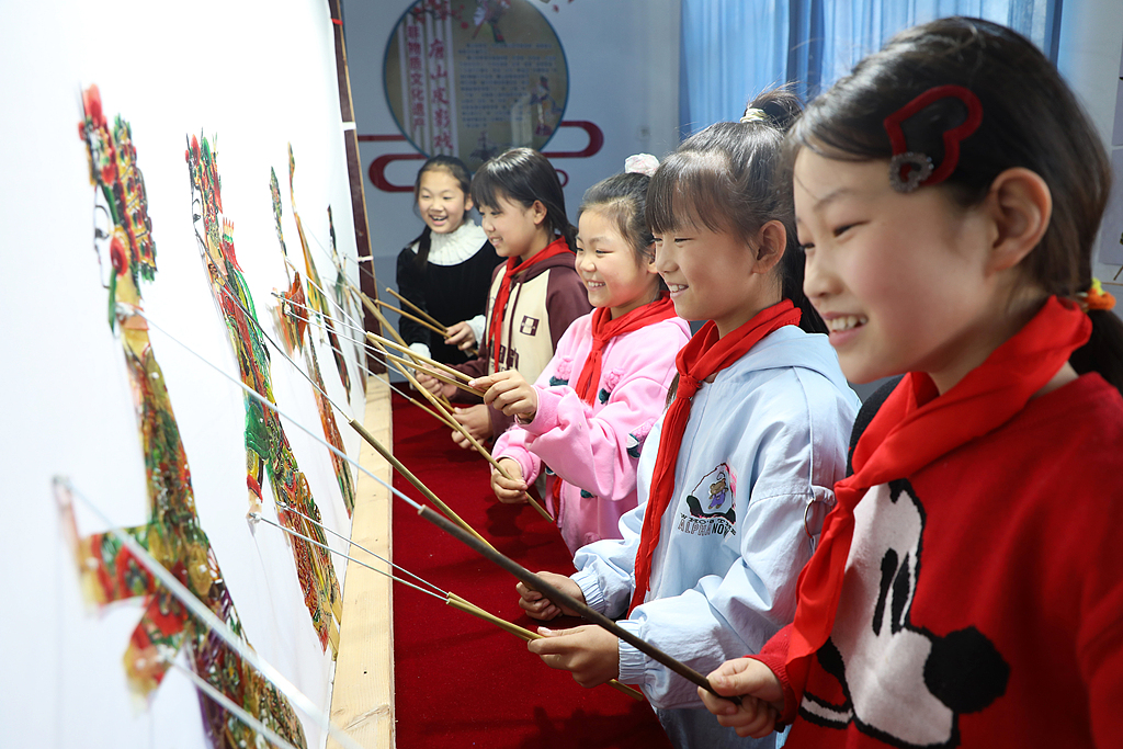 河北唐山：学生沉浸式体验非遗皮影