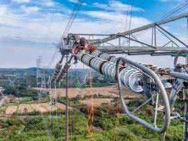 江苏南京：电力工人对输电线路开展秋检工作