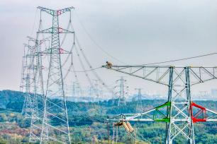 江苏南京：电力工人对输电线路开展秋检工作