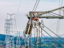 江苏南京：电力工人对输电线路开展秋检工作