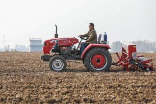 河南平顶山：农民田间抢种冬小麦