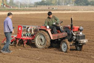 河南平顶山：农民田间抢种冬小麦