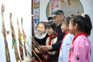 河北唐山：学生沉浸式体验非遗皮影