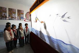 河北唐山：学生沉浸式体验非遗皮影