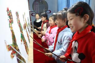 河北唐山：学生沉浸式体验非遗皮影