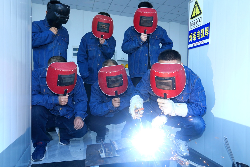 山东青岛：学员参加职业技能培训