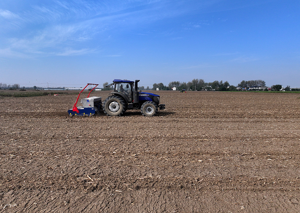 安徽蒙城：大型播种机播种冬小麦