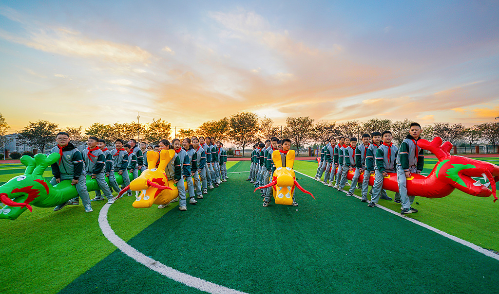 江苏泗洪：学生参加秋季趣味运动会