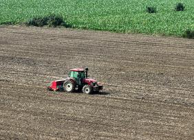 安徽蒙城：大型播种机播种冬小麦