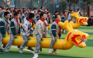 江苏泗洪：学生参加秋季趣味运动会