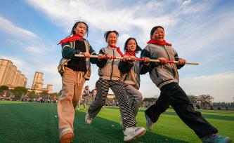 江苏泗洪：学生参加秋季趣味运动会