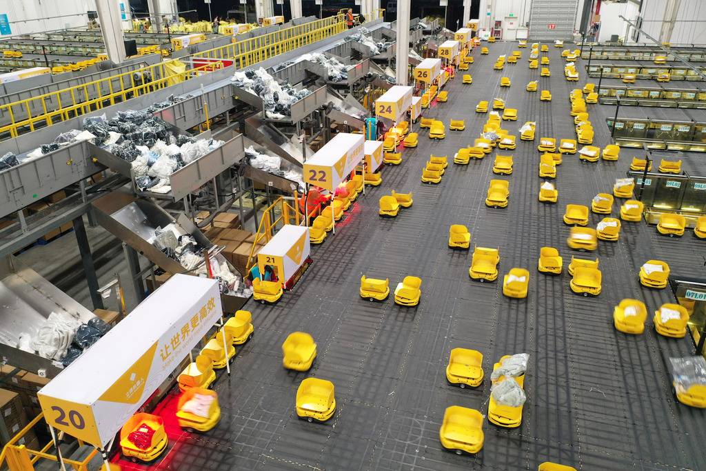 浙江湖州：分拣机器人备战“双十一”