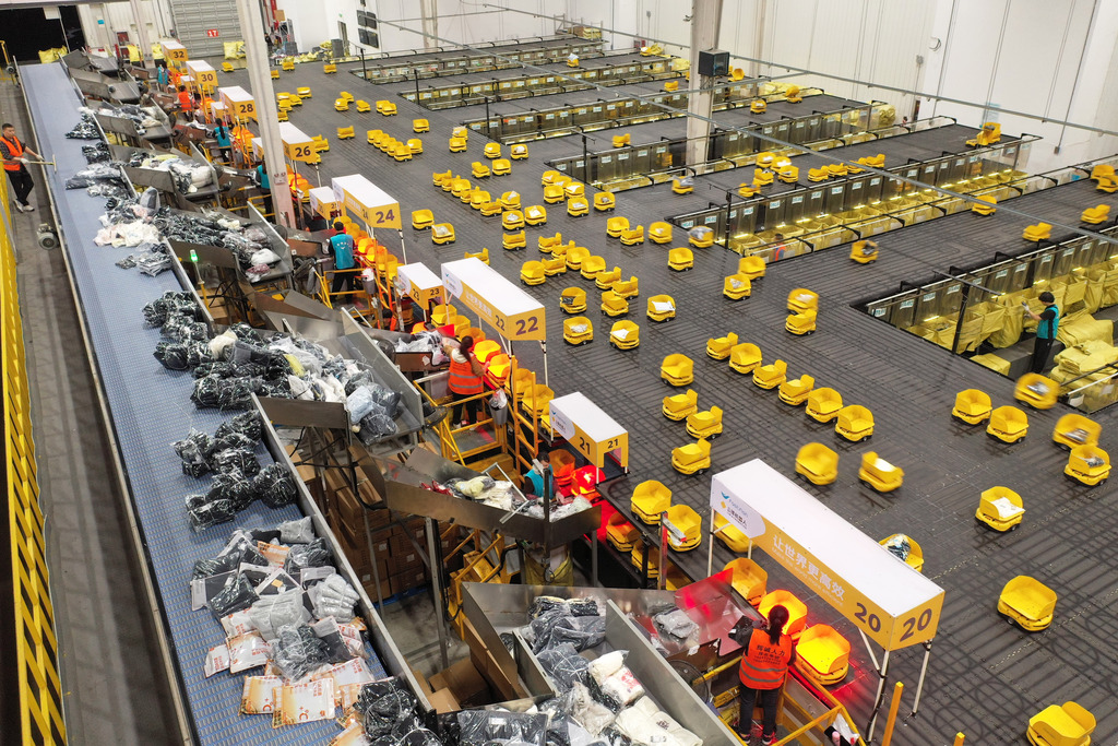 浙江湖州：分拣机器人备战“双十一”