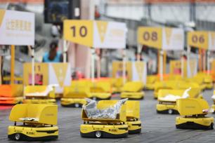 浙江湖州：分拣机器人备战“双十一”