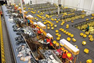 浙江湖州：分拣机器人备战“双十一”