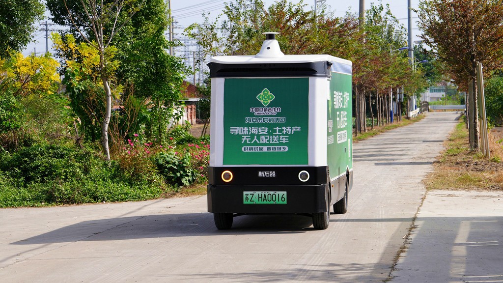 江苏海安：无人快递配送车助力“快递进村”
