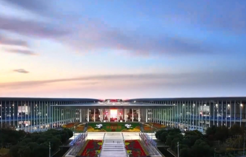 “绿电之光”点亮“四叶草” 进博会开启“越夜越精彩”模式