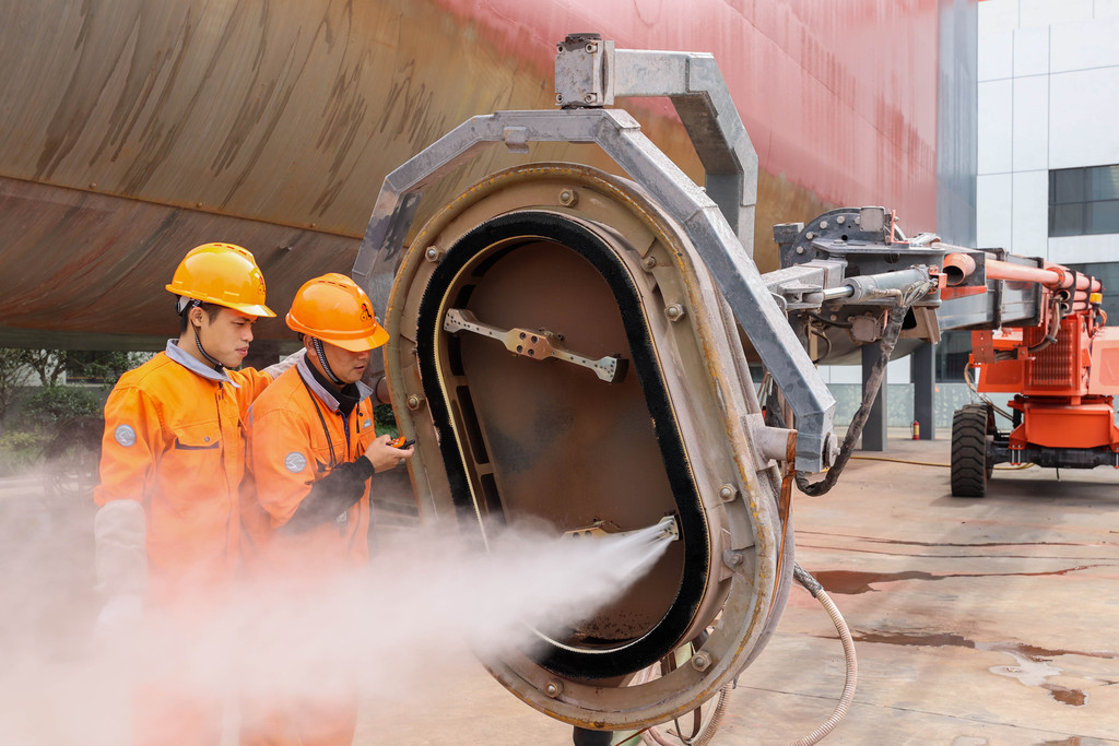 浙江湖州：船身除锈机器人助力船企产业升级