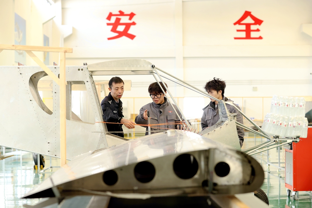 江苏宿迁：民警在飞机制造企业讲解安全知识