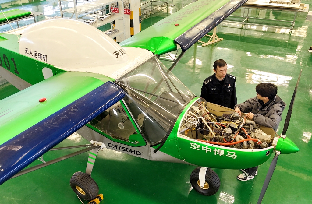 江苏宿迁：民警在飞机制造企业讲解安全知识