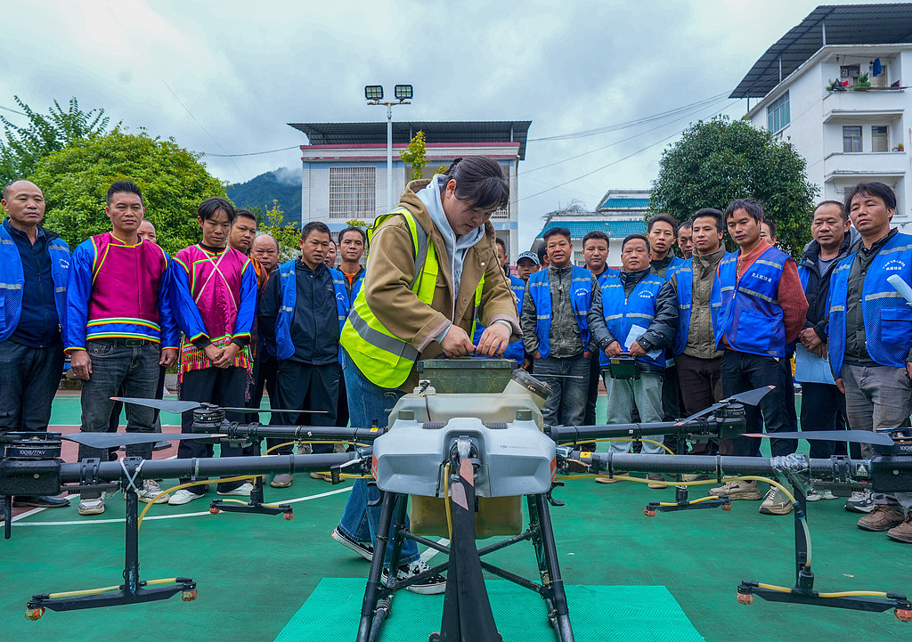 广西融水：苗寨村民学习无人机植保操作