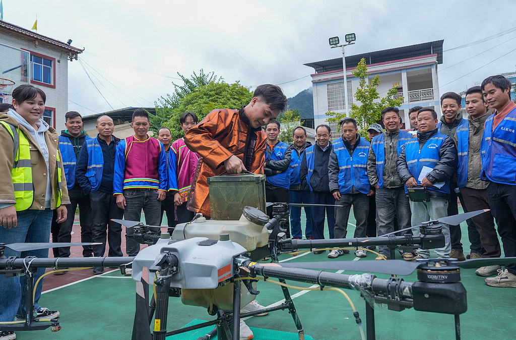 广西融水：苗寨村民学习无人机植保操作