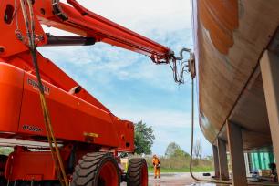 浙江湖州：船身除锈机器人助力船企产业升级
