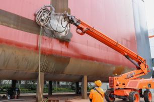 浙江湖州：船身除锈机器人助力船企产业升级